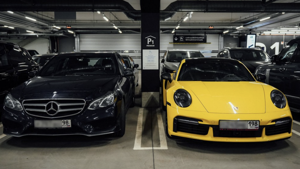 Ρώσοι αφήνουν τα αυτοκίνητα τους στο αεροδρόμιο και μπαίνουν Ευρώπη