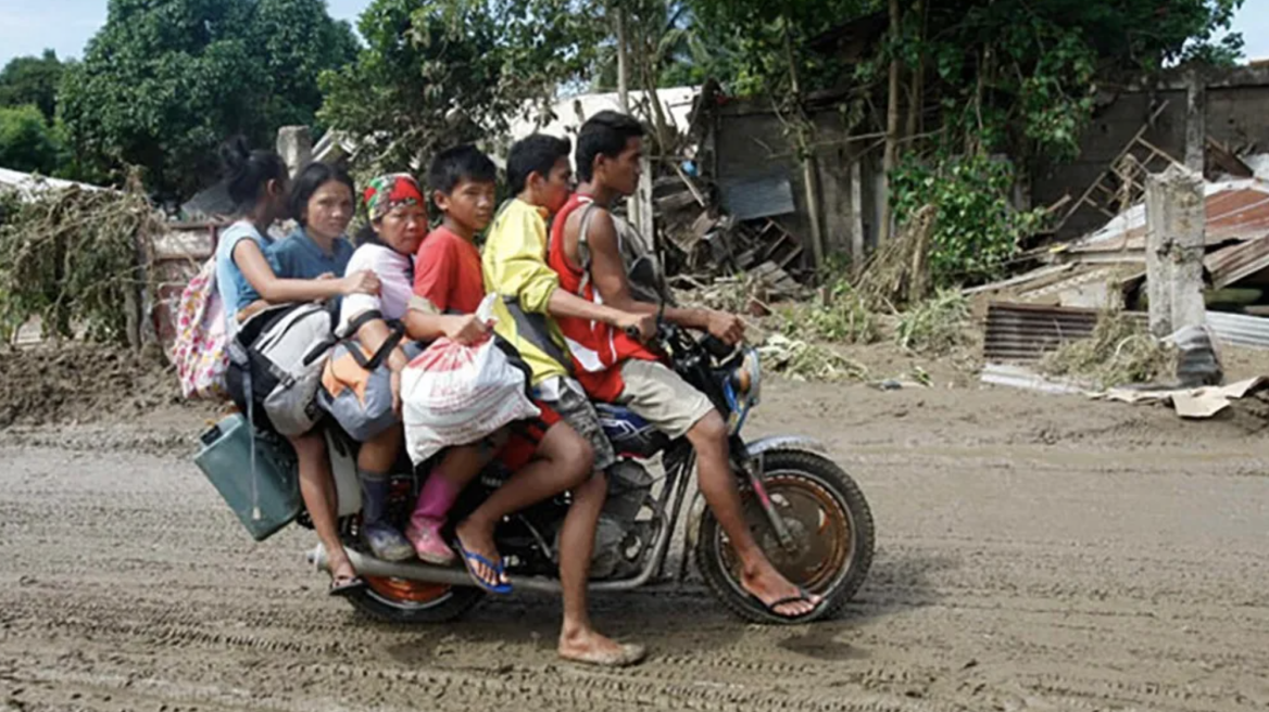 Οικογένεια 7 ατόμων σε μοτοσυκλέτα - Χαμός στα social (+video)