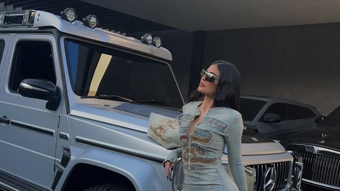 Και κουκλάρα και με πολλές Mercedes...