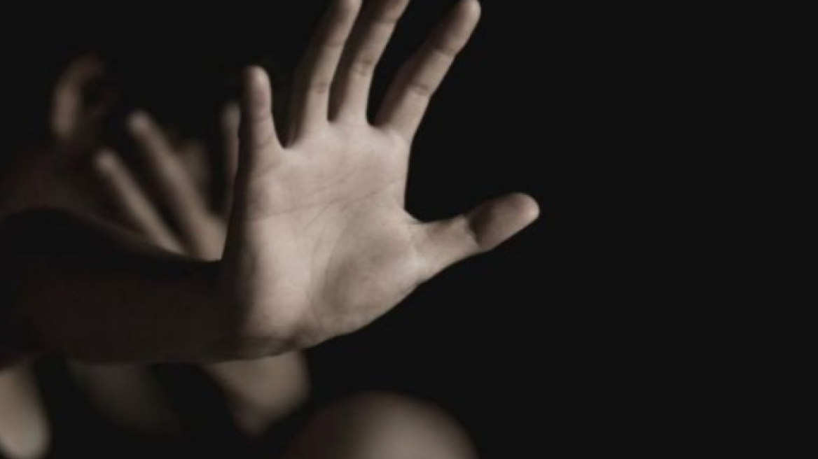 Κρήτη: Χτύπησε τη σύντροφο του μπροστά στα ανήλικα παιδιά τους