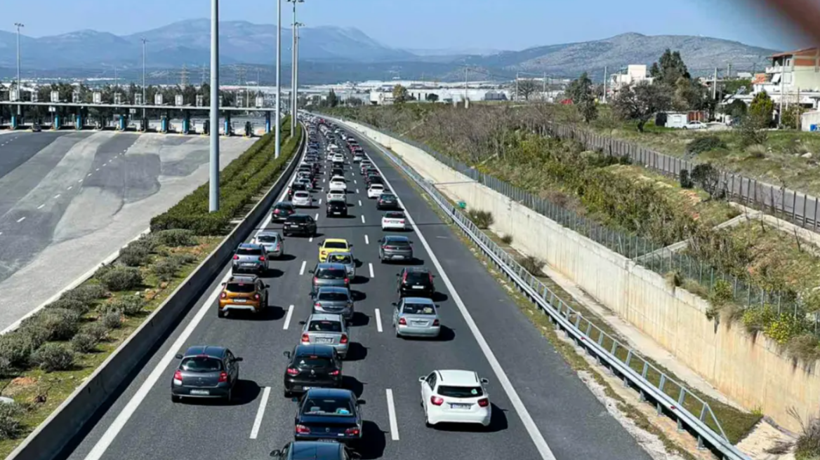 Κίνηση στους δρόμους: Μποτιλιάρισμα και στα δύο ρεύματα του Κηφισού - Δείτε live εικόνα