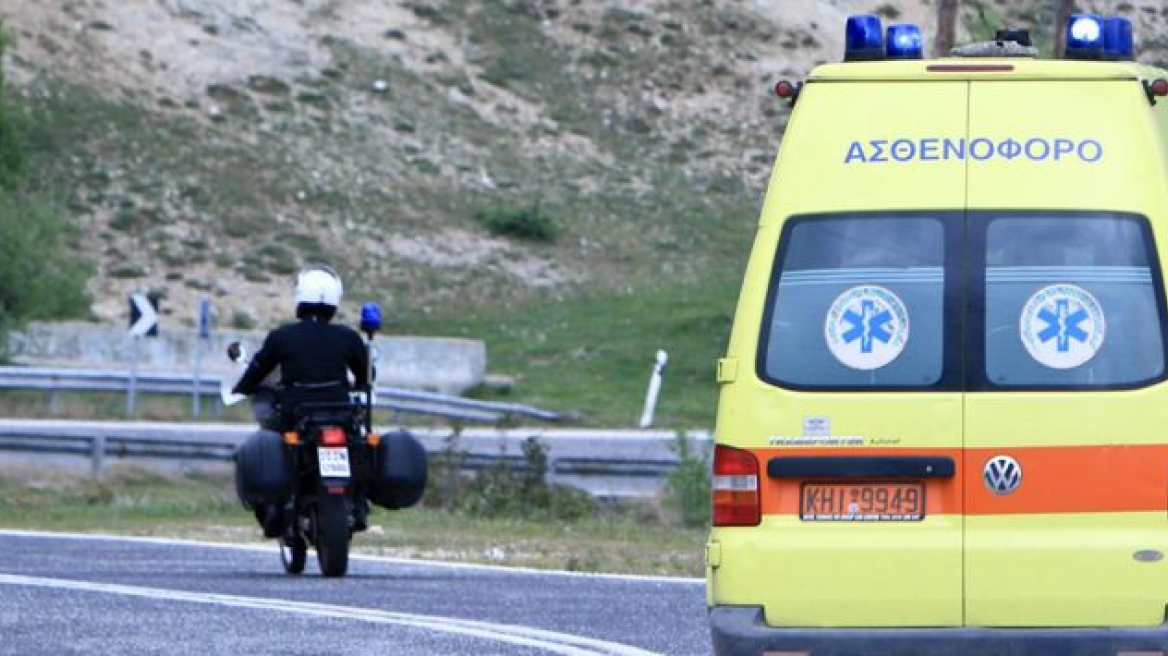 Τροχαίο ατύχημα με ασθενοφόρο του ΕΚΑΒ - Έπεσε σε ελιά και την εκρίζωσε πλήρως