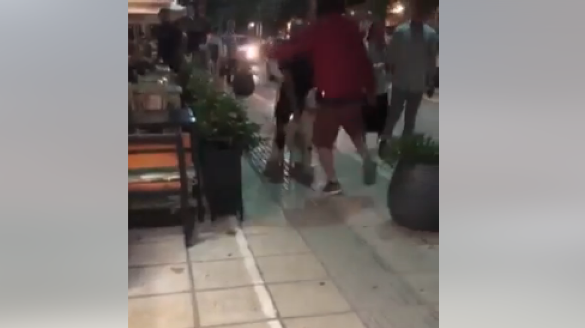 Ιωάννινα: Άνδρας κλωτσάει σκύλο στη μέση του δρόμου - Δείτε βίντεο