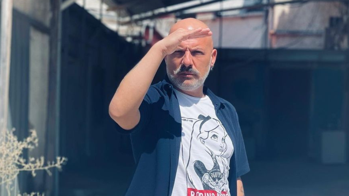Νίκος Μουτσινάς: «Τρολάρει» την αναβολή της πρεμιέρας του