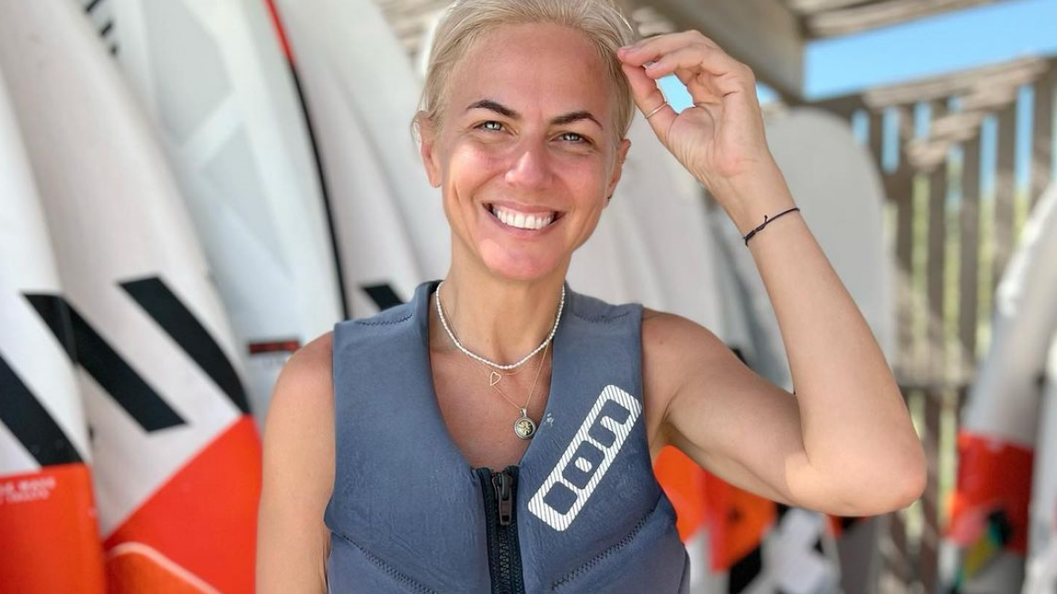 Η Χριστίνα Κοντοβά κάνει sand surfing με την κόρη της (βίντεο)