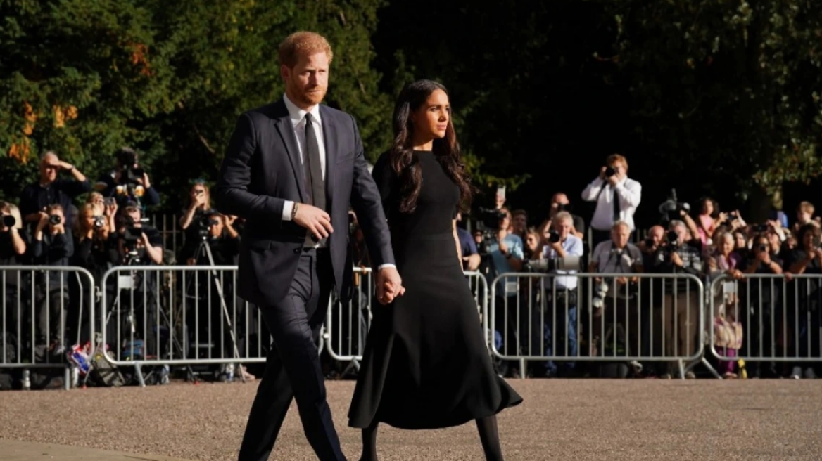 Βασίλισσα Ελισάβετ: Το Twitter «δικάζει» το ζεύγος Χάρι και Μέγκαν - Πιάστηκαν ξανά χέρι - χέρι 