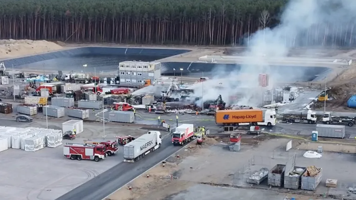 Φωτιά στο εργοστάσιο της Tesla (+video)