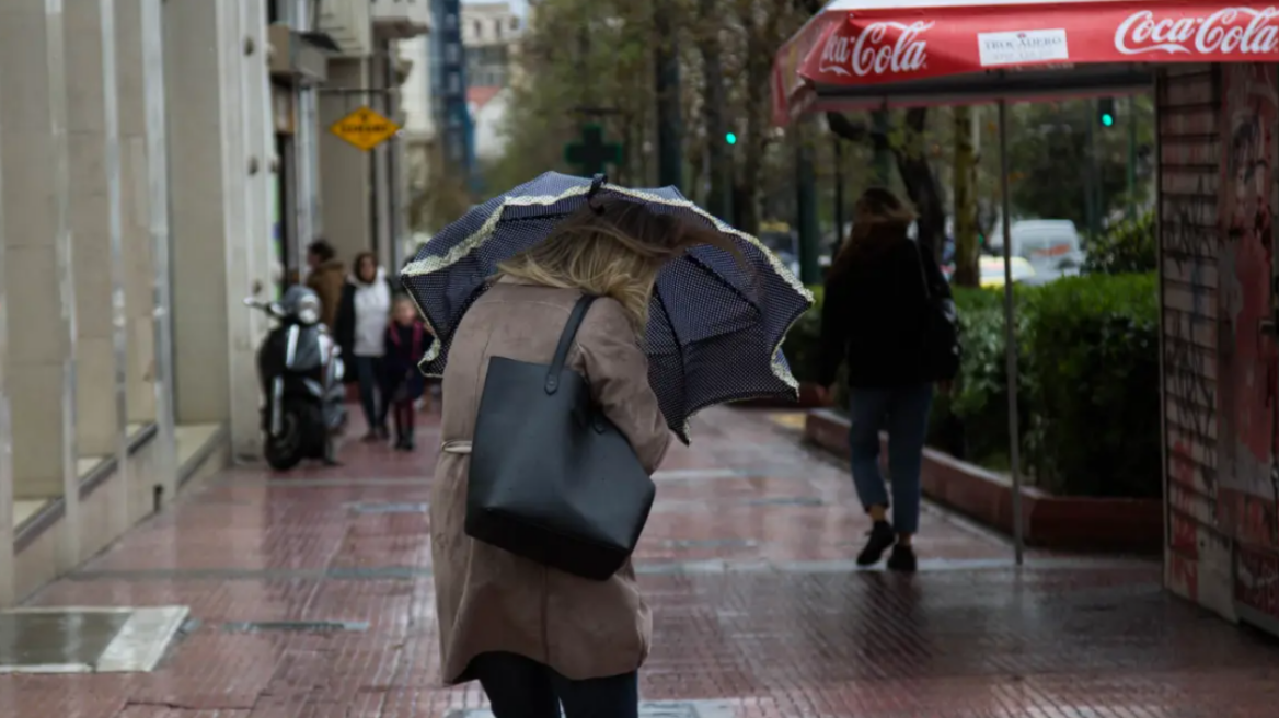 Καιρός: Πού θα βρέχει αύριο, υποχωρεί η θερμοκρασία