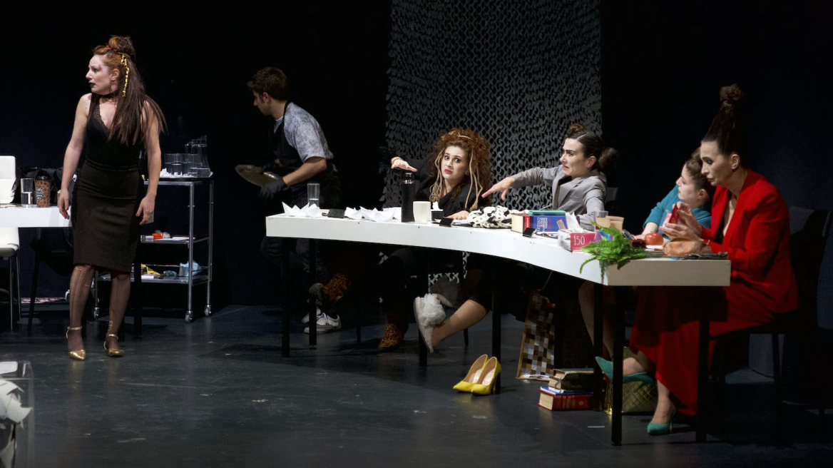 Ω, Θεοί: Μια  σάτιρα εμπνευσμένη από τη μυθολογία