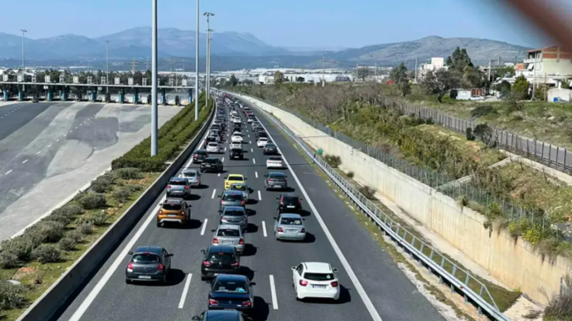 Αποκαταστάθηκε η κυκλοφορία στην Αττική Οδό μετά τον κόμβο Πεντέλης, παραμένουν οι ουρές χιλιομέτρων προς Ελευσίνα
