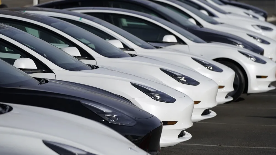 Στοιχηματίζουν εναντίον της Tesla και κερδίζουν