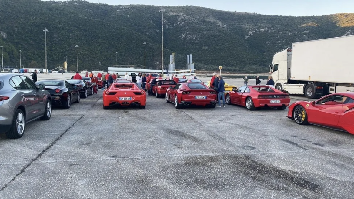 Video: Δεκάδες Ferrari το πρωί σε Ελληνικό λιμάνι!