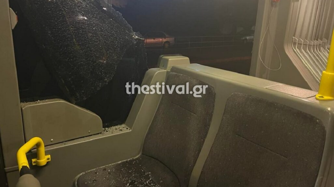 Θεσσαλονίκη: Μπήκε σε λεωφορείο με αλυσίδα και μαχαίρι και βγήκε από το παράθυρο! - Δείτε βίντεο