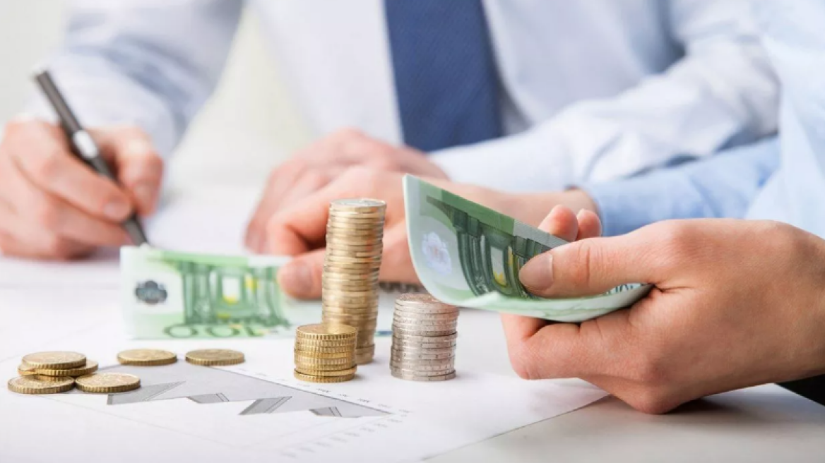 Άνοιξε πάλι το Νοέμβριο η «ψαλίδα» των επιτοκίων μεταξύ των νέων καταθέσεων και δανείων 