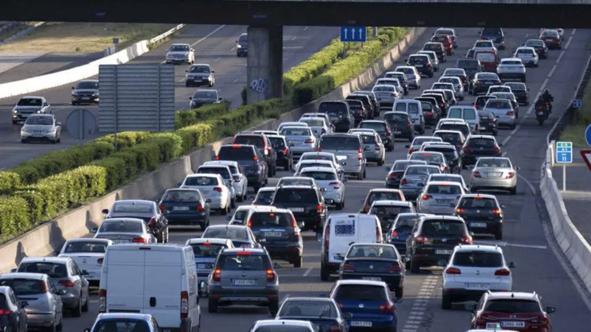 Ακρίβεια: Με το αυτοκίνητο και τέρμα γκάζι οι Ελληνες