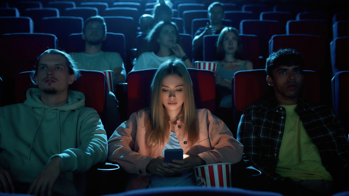 Με ενεργά κινητά θεατρική παράσταση σε κουκλοθέατρο στη Λιουμπλιάνα