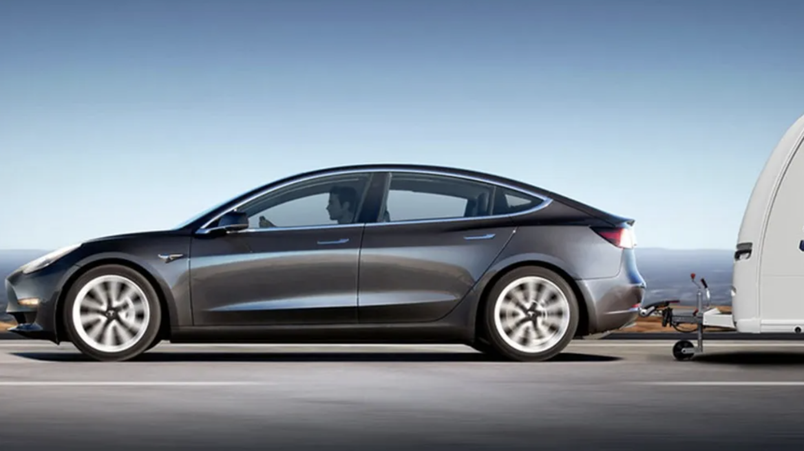 Η Tesla «δένει» τους οδηγούς της και στους κοτσαδόρους