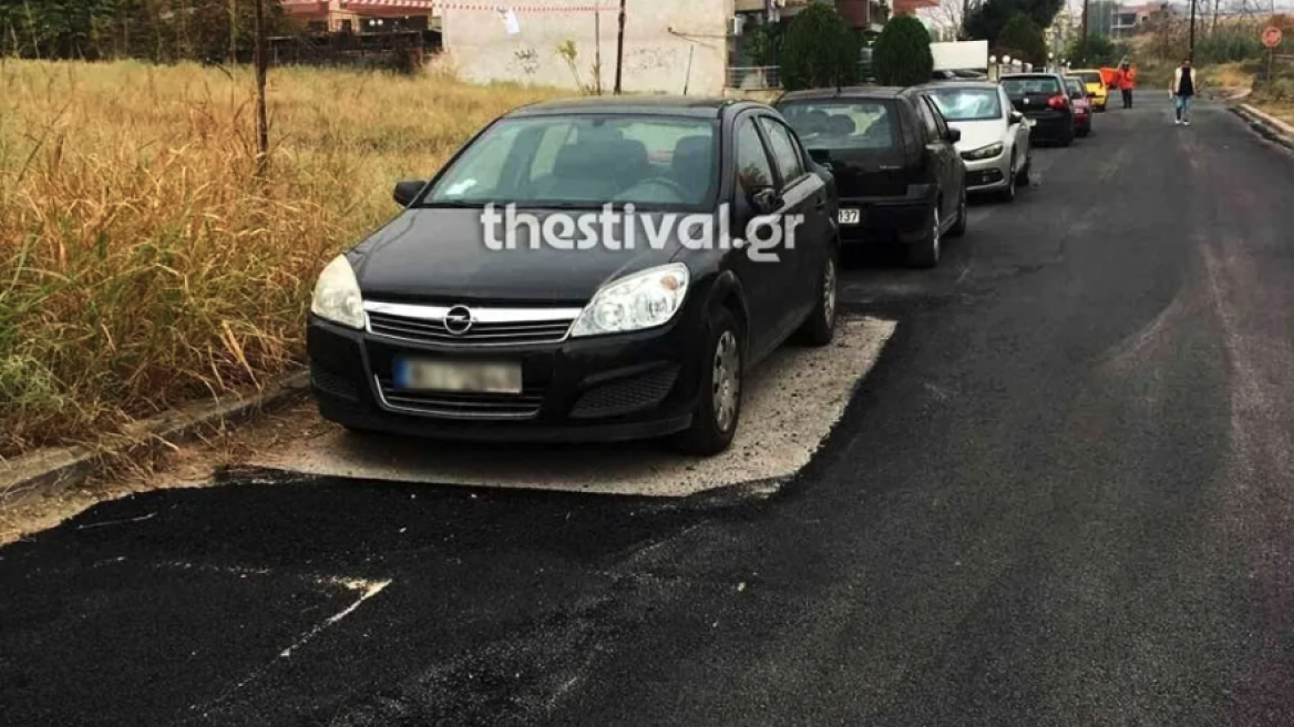 Απίστευτο: Ο δρόμος ασφαλτοστρώθηκε εκτός από ένα σημείο