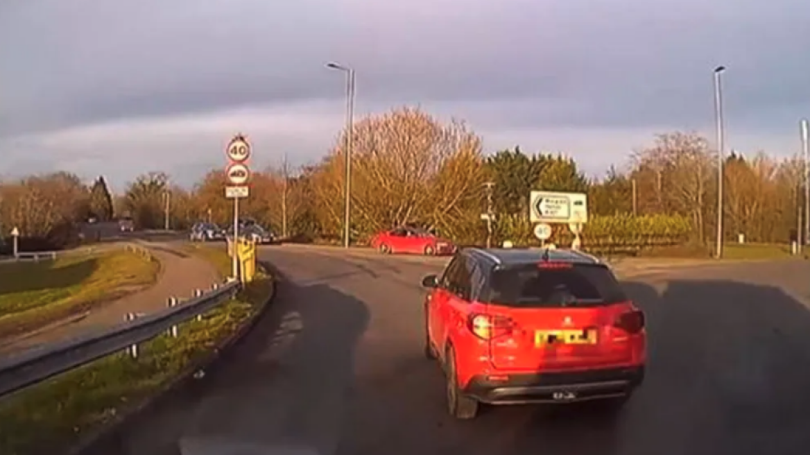 Απίστευτο: Εμποδίζει ασθενοφόρο εν υπηρεσία! (+video)