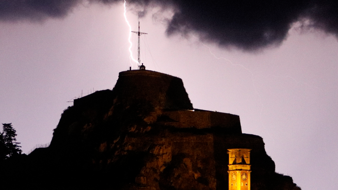 Καιρός - Σάκης Αρναούτογλου: Κίνδυνος ισχυρών καταιγίδων απόψε στο βόρειο Ιόνιο  - Πώς θα εξελιχθεί η κακοκαιρία 