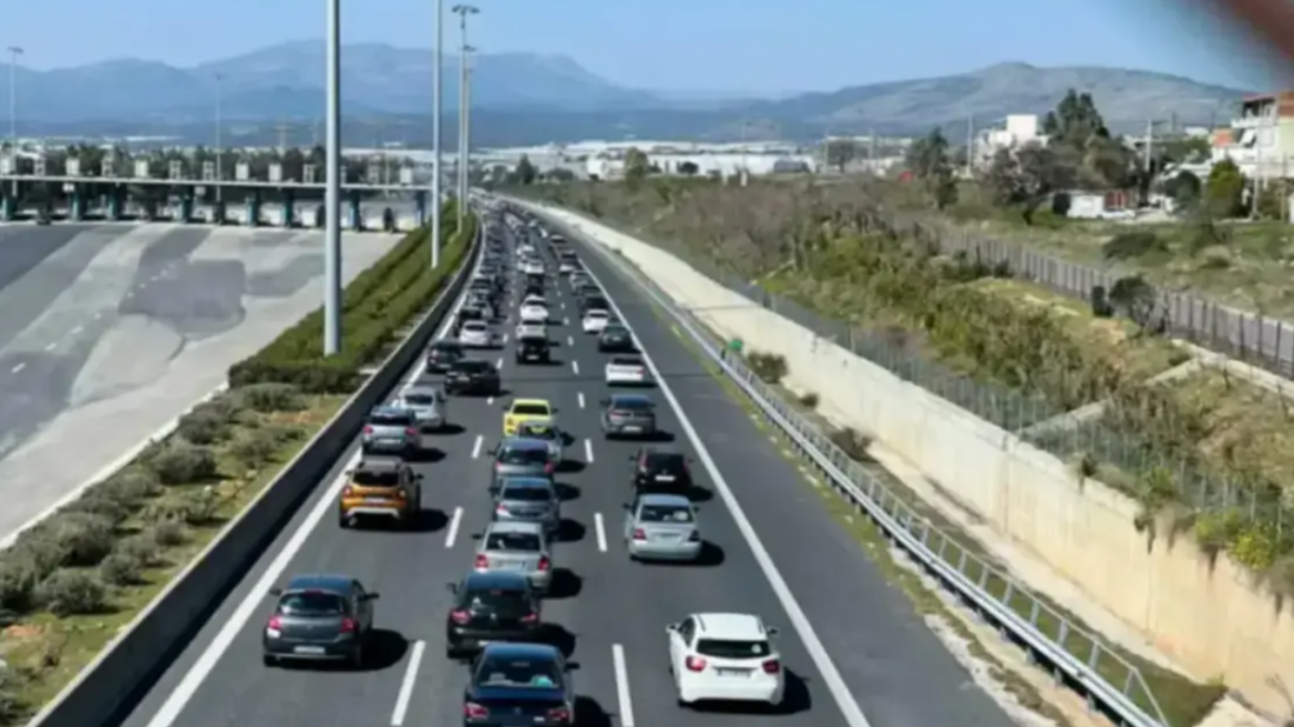 Τροχαίο στην Αττική Οδό: Καθυστερήσεις στο ρεύμα προς Ελευσίνα από τον κόμβο Πεντέλης - Δείτε live εικόνα