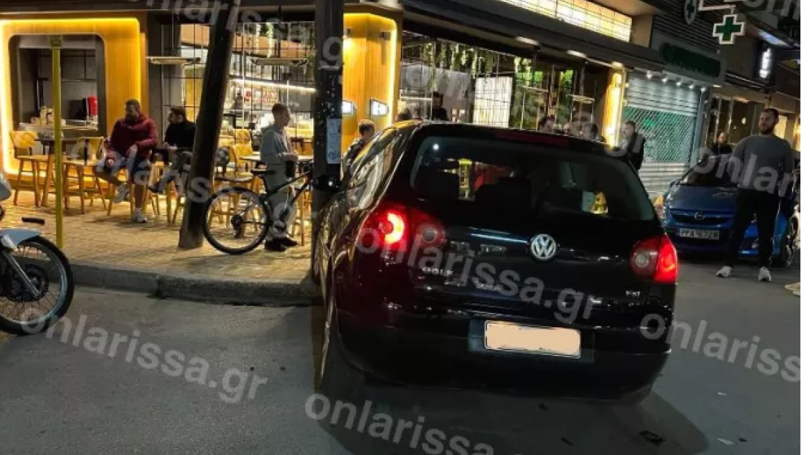Αυτοκίνητο καρφώθηκε σε κολώνα έξω από καφετέρια στη Λάρισα