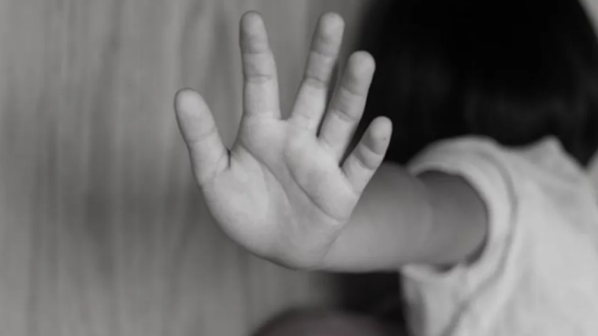 Bόλος: 13χρονη έζησε τη φρίκη από την μητέρα της - Σήμερα καταγγέλλει και τον πατέρα της