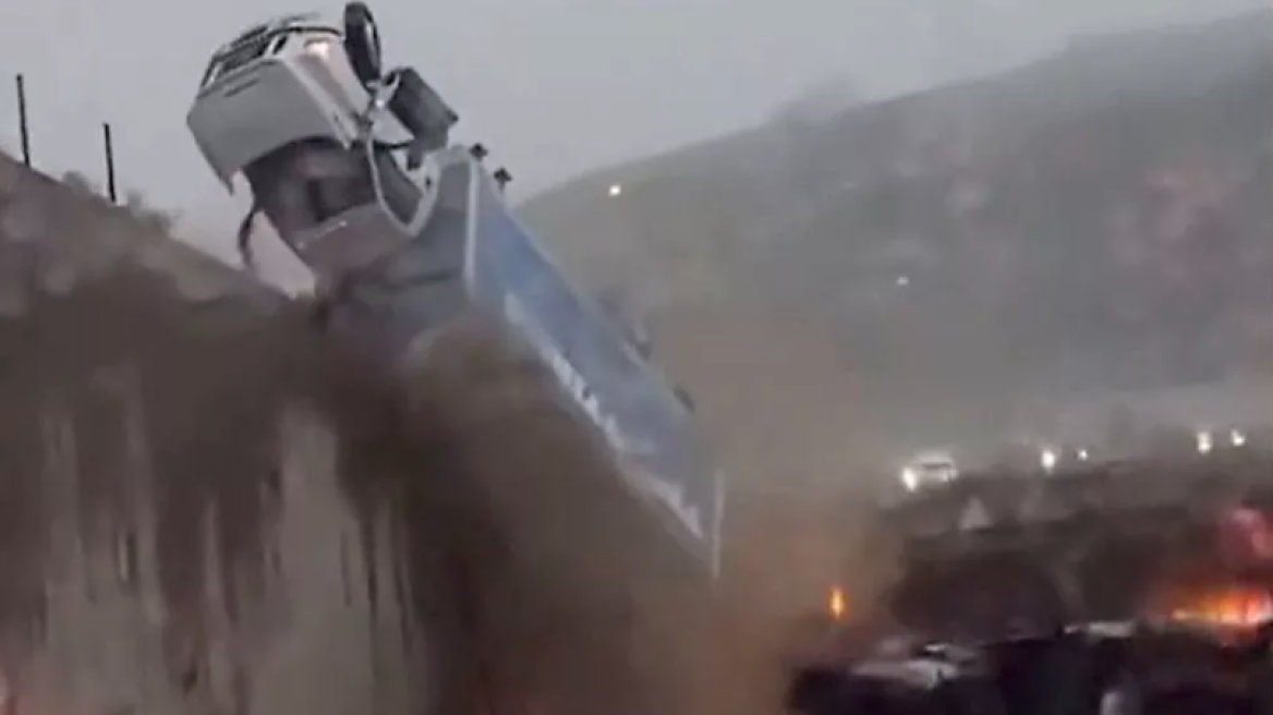 Σοκαριστικό ατύχημα: Φορτηγό πέφτει από γέφυρα πάνω σε άλλα αυτοκίνητα! (+video)