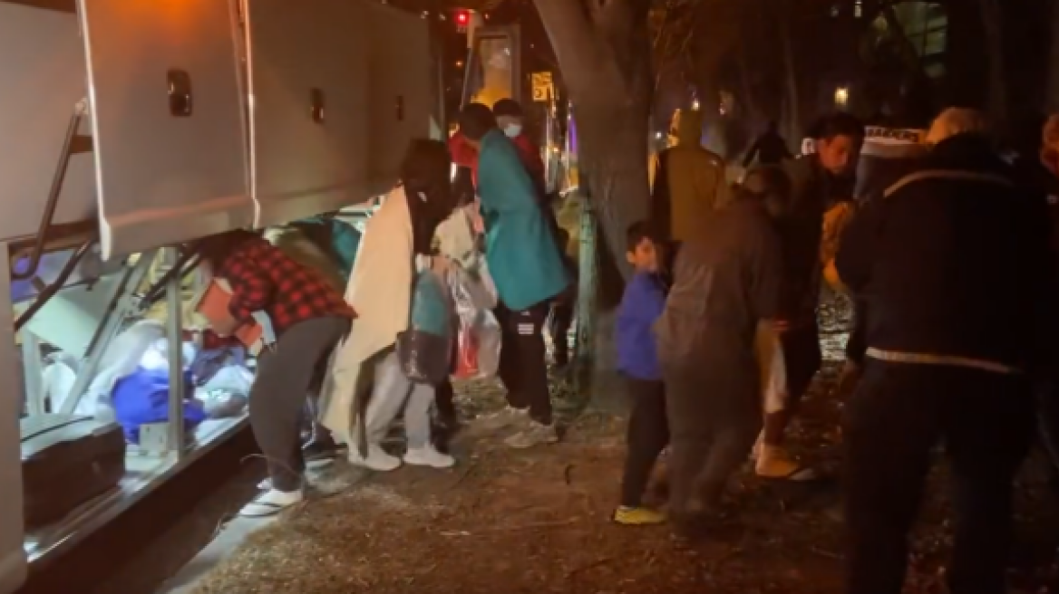 ΗΠΑ: Μετανάστες αποβιβάστηκαν από λεωφορεία κοντά στο σπίτι της Κάμαλα Χάρις (βίντεο)