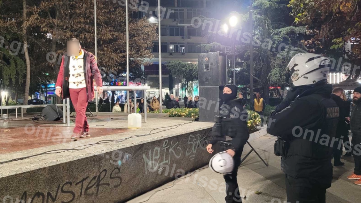 Λάρισα: Χειροπέδες σε άντρα που ήθελε να αυτοπυρποληθεί στην κεντρική πλατεία - Βίντεο με την επιχείρηση της ΕΛΑΣ