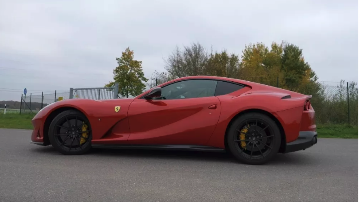 Δείτε μία Ferrari 812 Superfast να αγγίζει τα 350 χλμ./ώρα (+video)