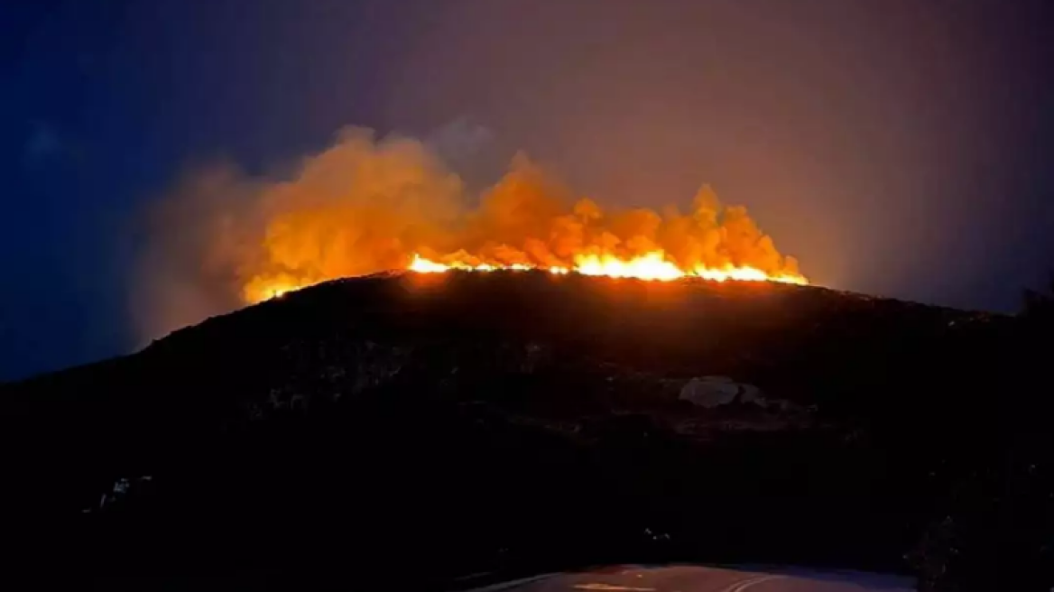 Φωτιά στους Φούρνους, ορατή από Ικαρία και Σάμο