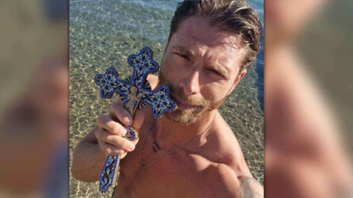 Θεοφάνια: Ο Γιώργος Μανίκας βούτηξε στη θάλασσα και έπιασε τον σταυρό