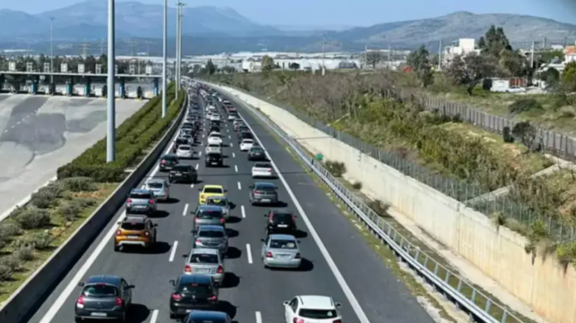 Κίνηση στους δρόμους: Πού υπάρχει μποτιλιάρισμα - Ακινητοποιημένο αυτοκίνητο στην Αττική Οδό 