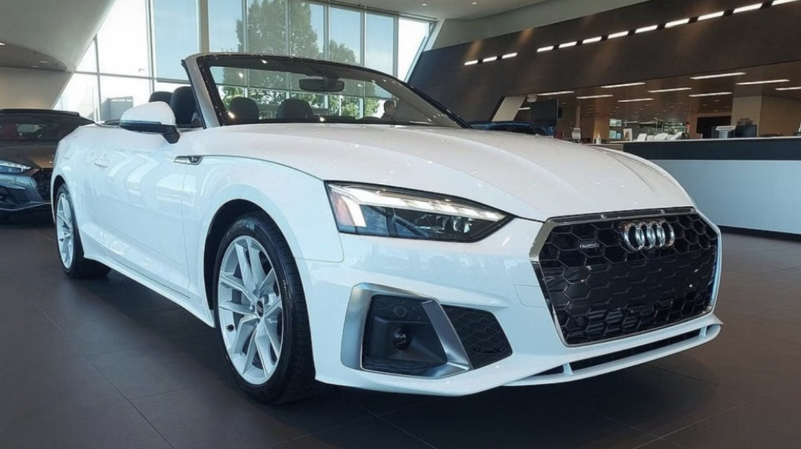 Δυσαρεστημένος πελάτης εισβάλει σε ξενοδοχείο με cabrio (+video)