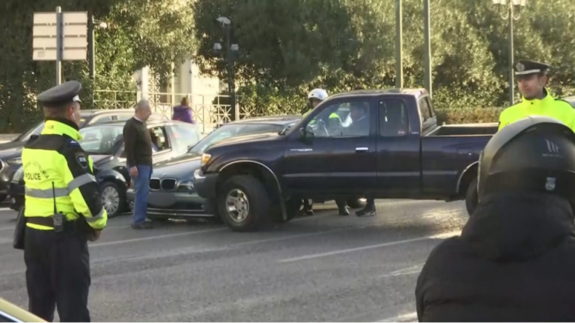 Κίνηση στους δρόμους: Αγροτικό συγκρούστηκε με αυτοκίνητο επί της λεωφόρου Βασιλίσσης Σοφίας