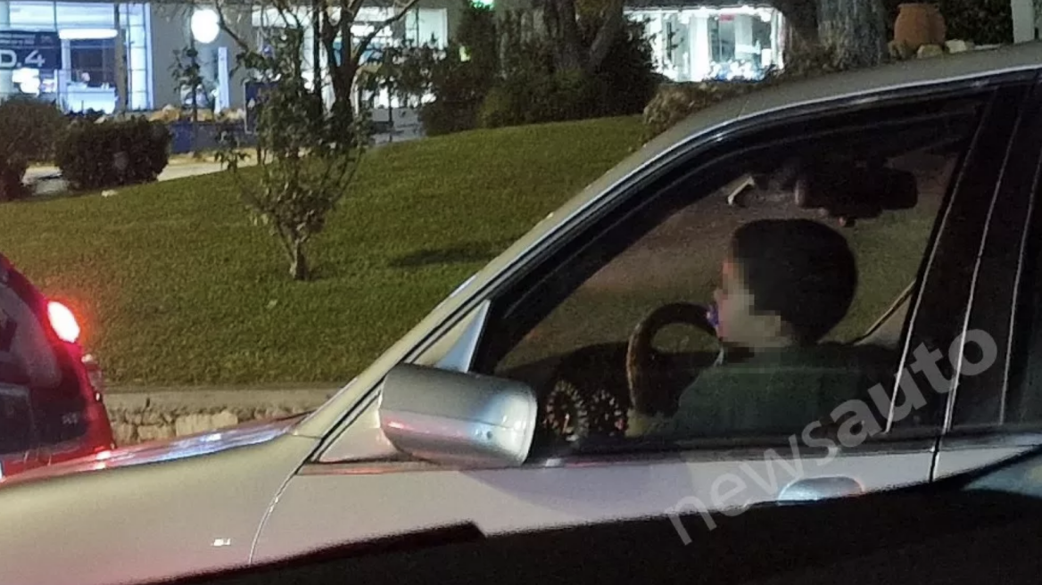 Παιδί με πιπίλα στη θέση του… οδηγού