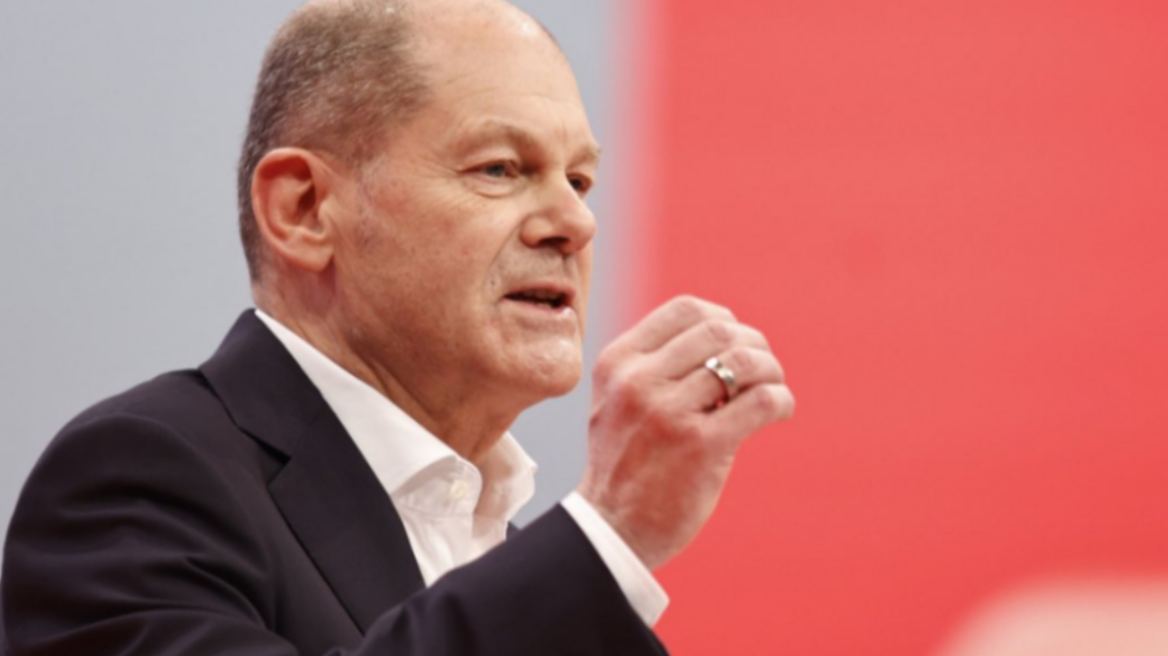 «Θα συνεχίσουμε να στηρίζουμε την Ουκρανία», λέει ο Σολτς από το Παρίσι