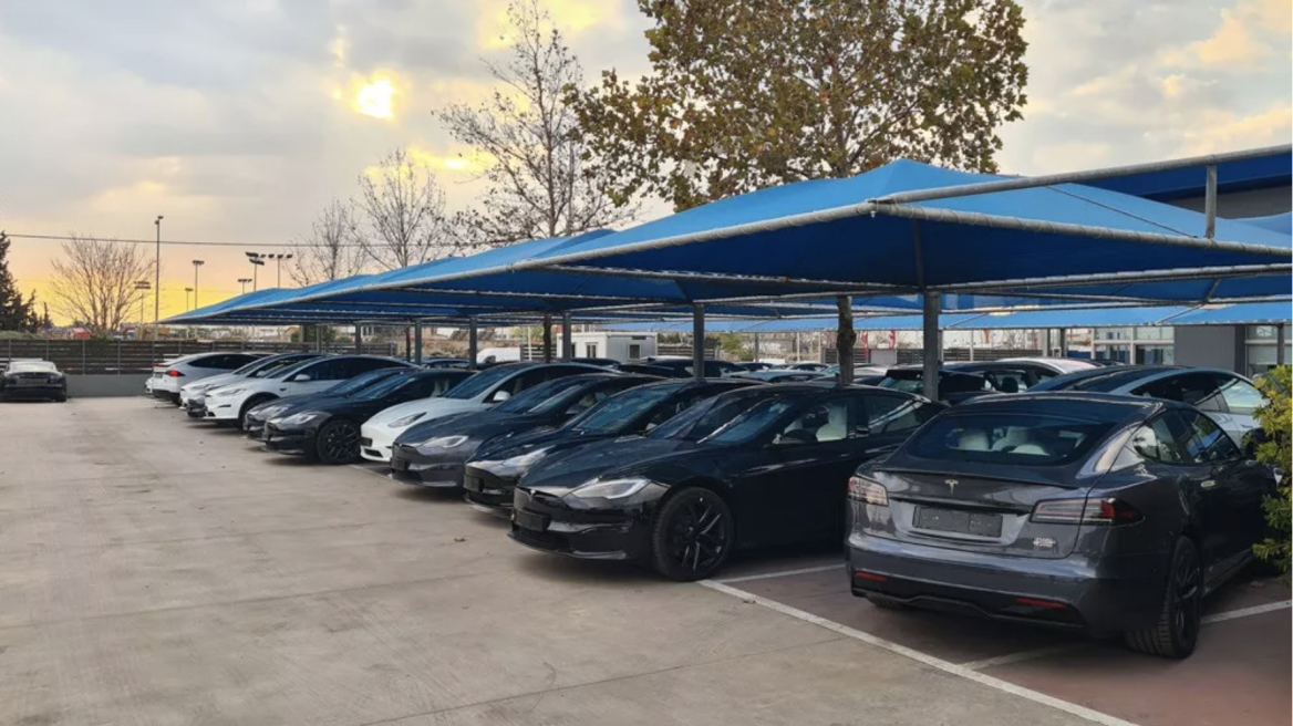 Tesla: Μετά τις μεγάλες μειώσεις οι Ελληνες τρέχουν να αγορασουν