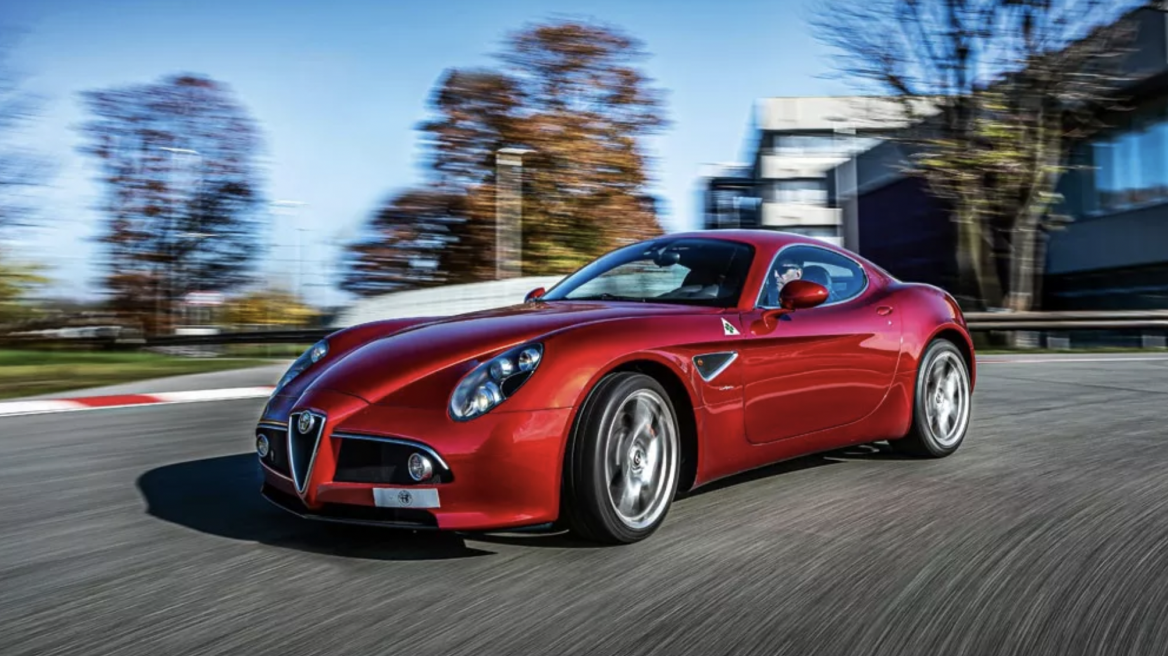 Οδηγούμε την εμβληματική Alfa Romeo 8C Competizione