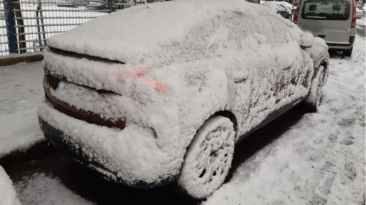 Να γιατί πρέπει να καθαρίζεις το χιόνι από το αυτοκίνητο (+video)