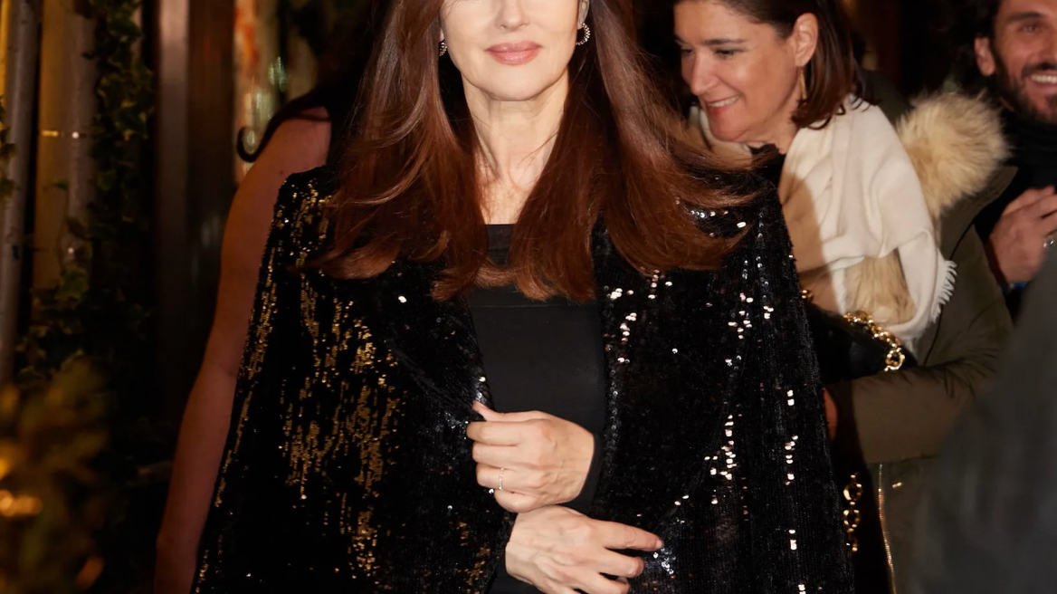 Η Μόνικα Μπελούτσι συνδύασε το μαύρο φόρεμά της με ένα ζευγάρι πανύψηλες platform boots