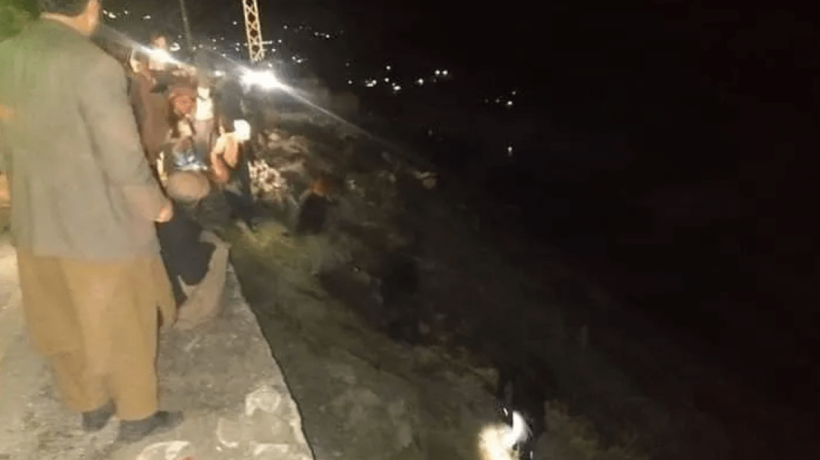 Πακιστάν: Τουλάχιστον 25 νεκροί από πτώση λεωφορείου σε γκρεμό