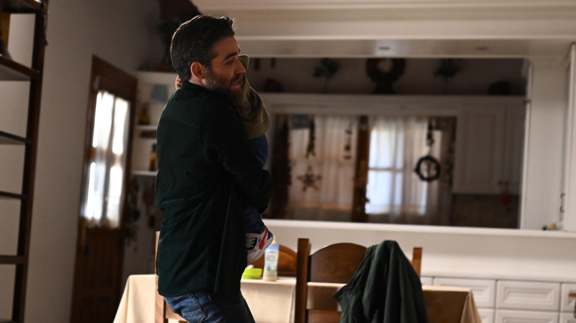 Σασμός: Ο Σταύρος με τον μικρό Πετράκη εξαφανίζονται