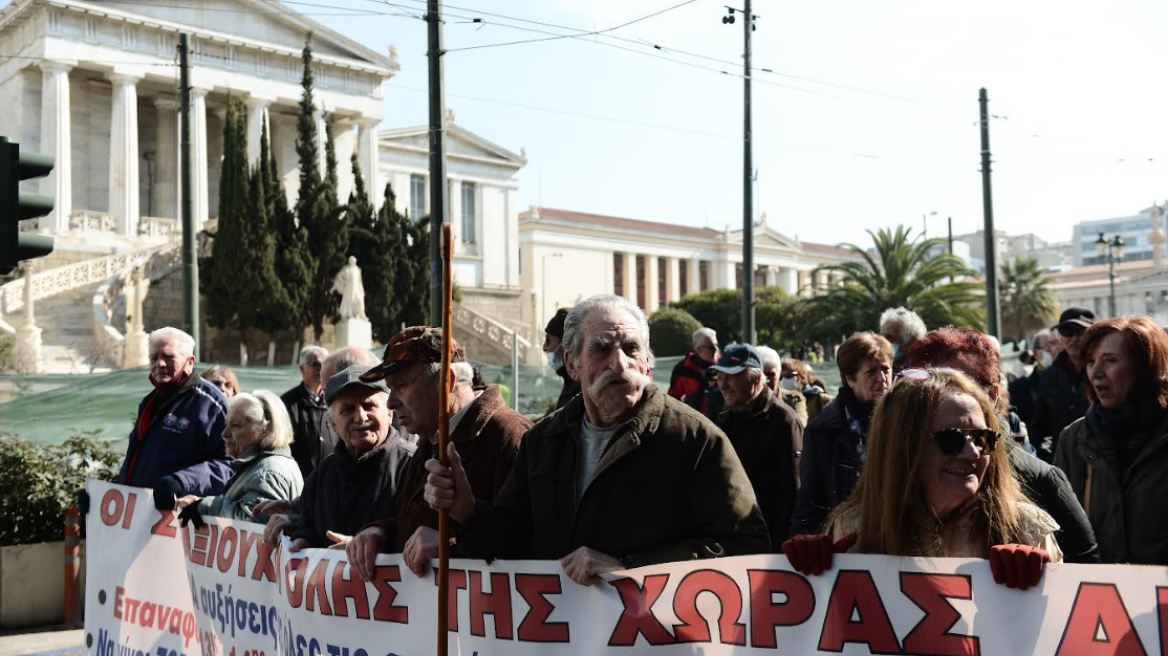 Στους δρόμους οι συνταξιούχοι εκπαιδευτικοί για την προσωπική διαφορά - Κλειστή η Σταδίου