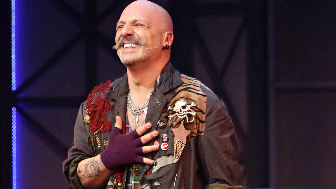 Μουτσινάς: Της είπα «μαμά είμαι γκέι» και οριακά είπε «επιτέλους είμαι η μοναδική γυναίκα στη ζωή του»