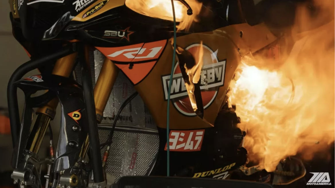 Video: Μοτοσικλέτα στις φλόγες live...