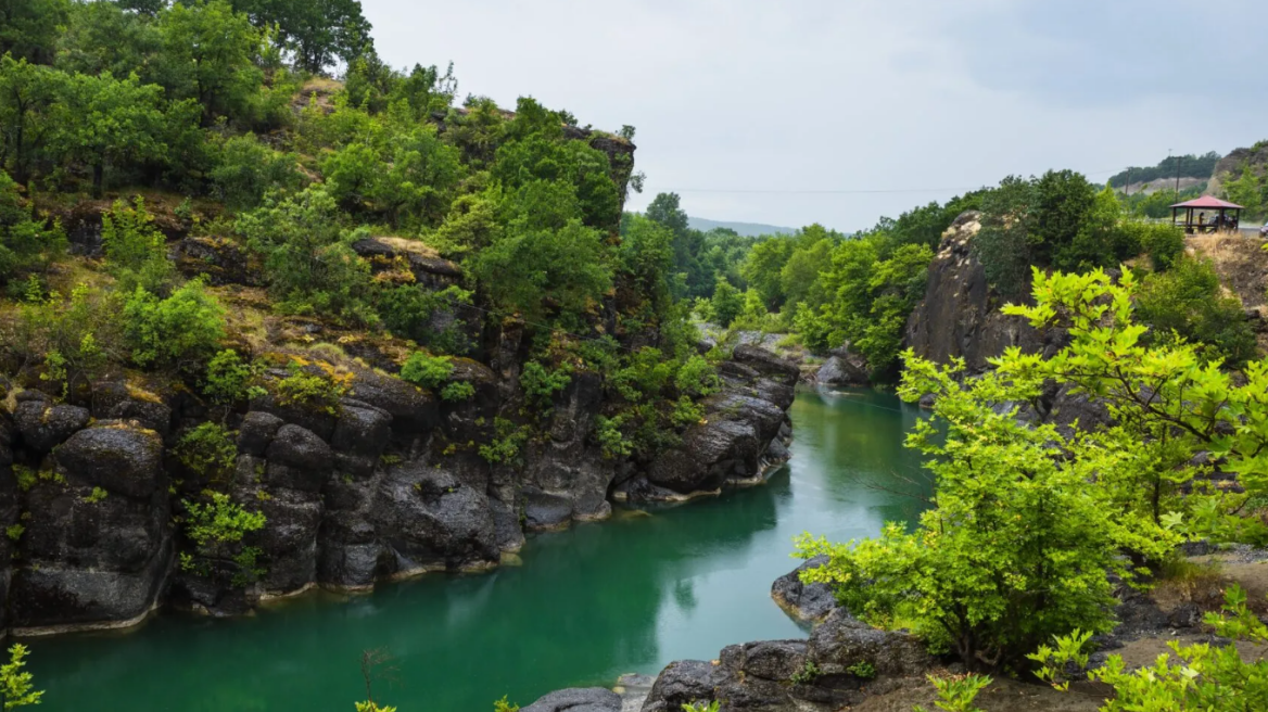 Το «άγνωστο» ποτάμι των Γρεβενών με το σπάνιο σμαραγδένιο χρώμα 