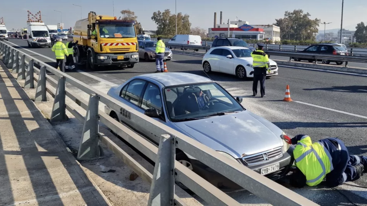 Σε 10 λεπτά απομάκρυναν ακινητοποιημένο ΙΧ στον Κηφισό