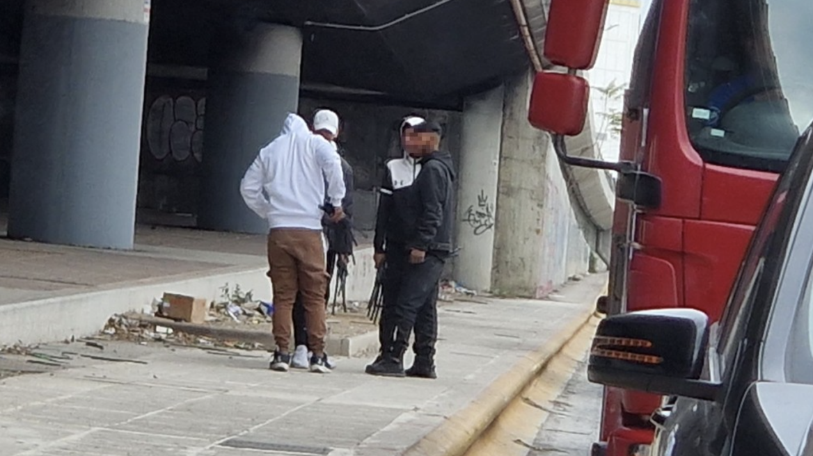 Προσοχή: Γίνονται ληστείες στα φανάρια με… υαλοκαθαριστήρες